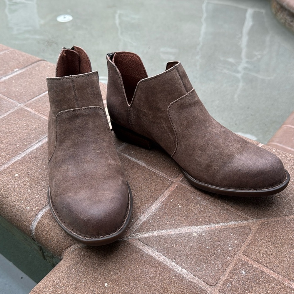 Born “Kerri” size 9 med taupe NEW